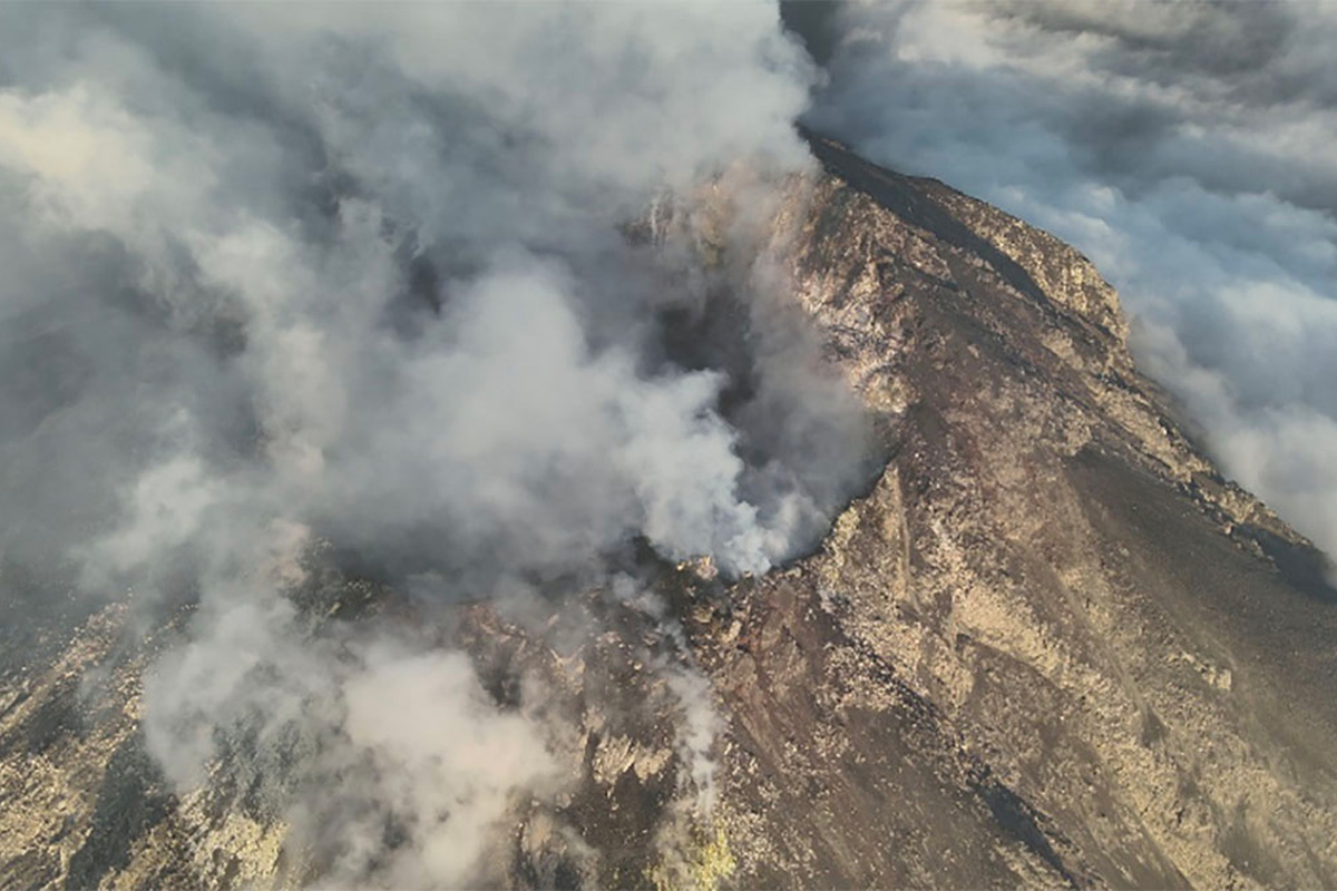 Gunung Lewotobi Laki-Laki Erupsi, Tim Tanggap Darurat Badan Geologi Diterjunkan ke Flores