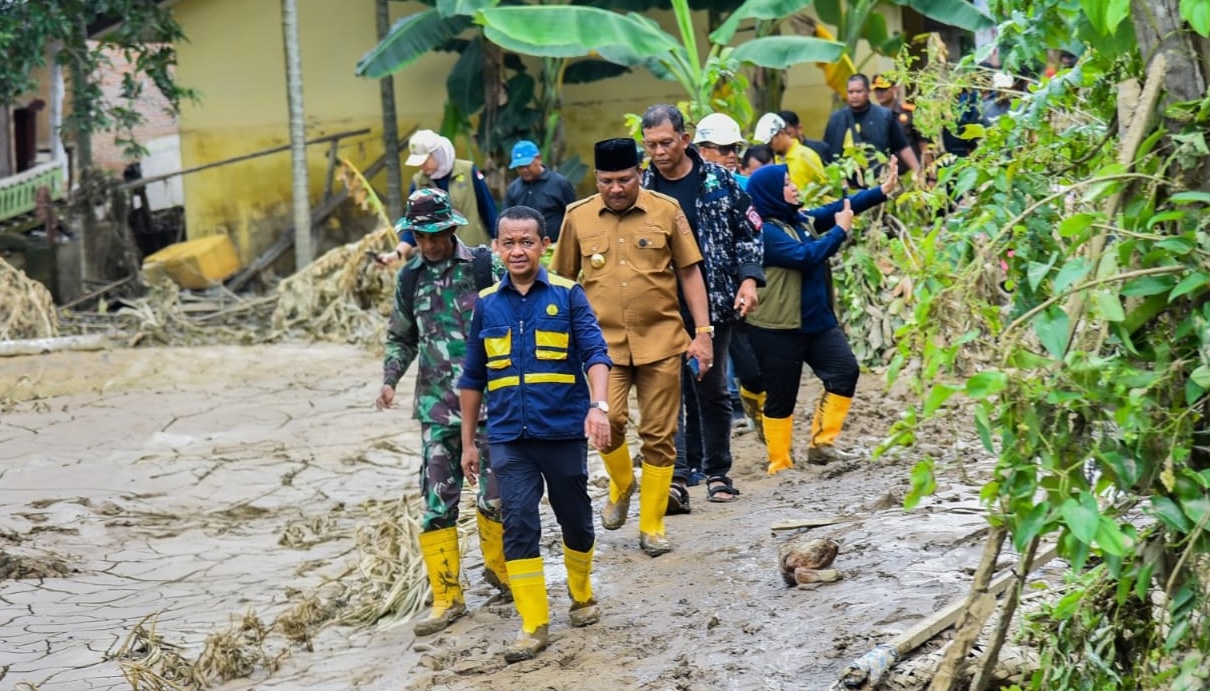 Ikhtiar Bahlil Kilaukan Cahaya di Antara Lumpur Bireuen
