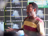 Jalan Kaki Satu Hari Pasang LTSHE, Melki Komera Bangga Bisa Bantu Warga Papua