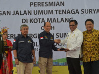 Giving Back State Budget to People, Vice Minister Arcandra Hands Over PJU-TS and Artesian Wells in Malang