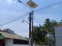 Masyarakat Malang Nikmati Penerangan Jalan Berbasis Energi Surya