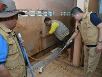 Minister Jonan with Interfaith Youths Cleans-Up a Mosque 