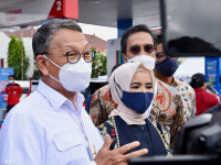 Pastikan Evolusi Kendaraan Listrik, Menteri ESDM Tinjau SPBU GES Pertamina di Denpasar, Bali