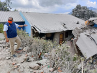 Pos Pengamatan Terdampak Erupsi, Petugas PGA Lewotobi Laki-Laki Lakukan Pengamatan dari Kapel 