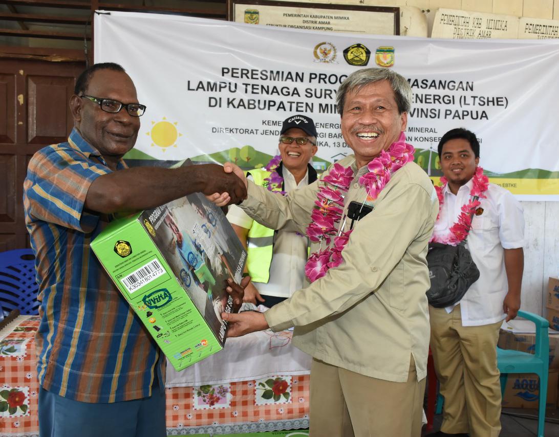 Tidak Hanya Berikan Terang, 2.358 Unit LTSHE Beri Harapan Baru Bagi Warga Mimika