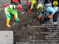 Tim ESDM Siaga Bencana Terjunkan 244 Personil Pulihkan Daerah Terdampak Erupsi Gunungapi Semeru