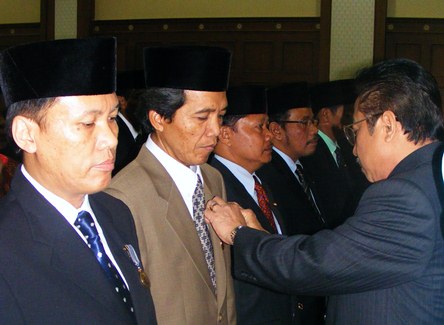 Sekjen Serahkan Penghargaan Satya Lencana Karya Satya