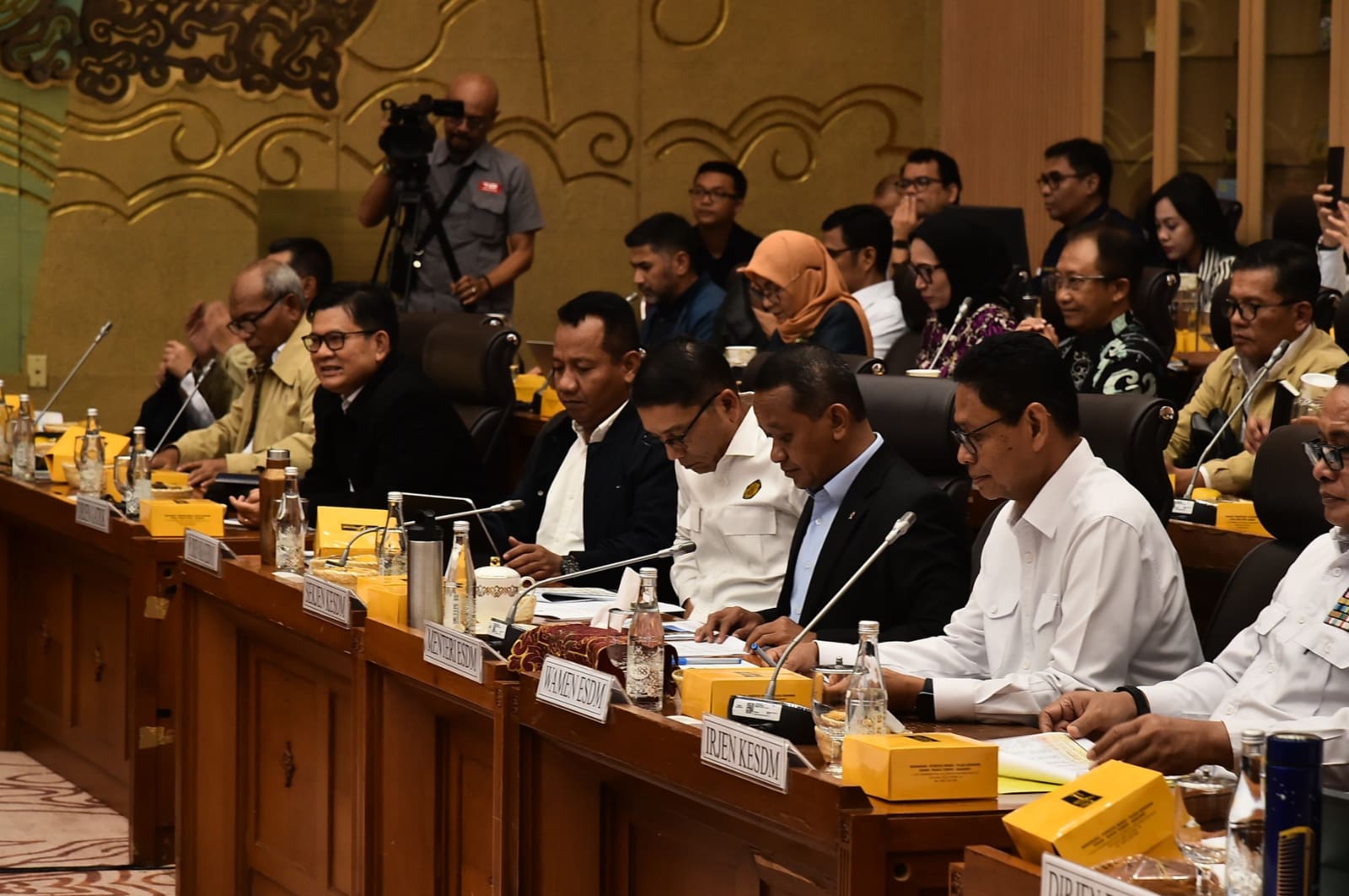 Komisi XII DPR RI dan Menteri ESDM Sepakati Asumsi Dasar Sektor ESDM RAPBN 2026 Komisi XII DPR RI dan Menteri ESDM Sepakati Asumsi Dasar Sektor ESDM RAPBN 2026